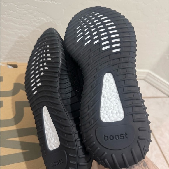 Adidas Yeezy Boost 350 V2 - Black and red “bred” or “red” size men’s 10 - Picture 6 of 6